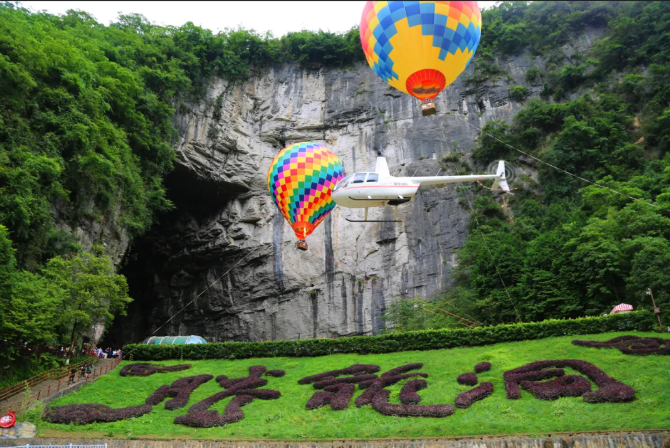 腾龙洞玩转“低空经济”。杨翠 摄