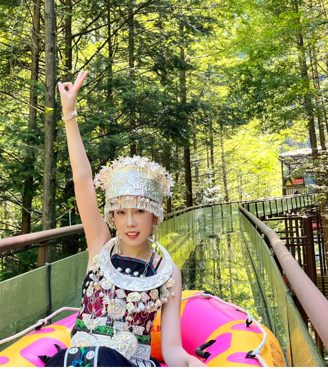 空中漂流。腾龙洞景区供图