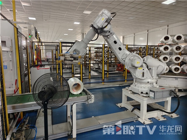 重庆国际复合材料股份有限公司，自动化生产线。大渡口区，介绍建桥工业园区推进降残减污竹绿增长整体情况。第1眼TV-华龙网记者 石涛 摄