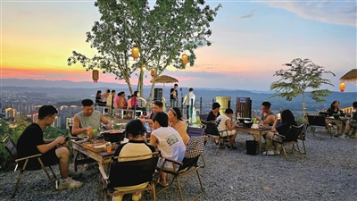 梁山街道东山村东山隐院观景台，市民在赏风景、听音乐、尝美食。见习记者 张迅 摄