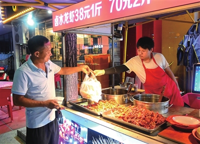 乾街夜市，市民在购买小龙虾。见习记者 周雨婷 摄