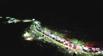 蟠龙·窄垭口露营基地，前来露营纳凉的市民、游客络绎不绝。记者 向成国 摄