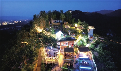 双桂街道安宁村半山雅集民宿灯火璀璨，市民、游客在纳凉闲坐、细品美食。记者 向成国 摄