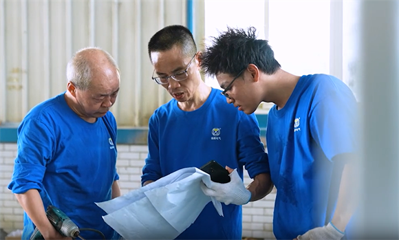 工作人员讨论技术问题。双福工业园供图 第1眼TV-华龙网发