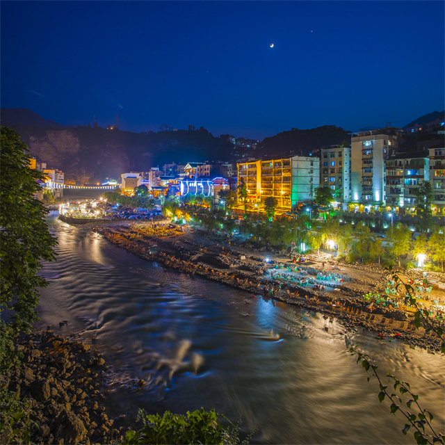 夜幕下的大宁古城漫滩路。巫溪县文化旅游委供图