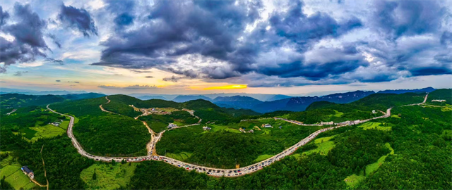 摩围山景色。