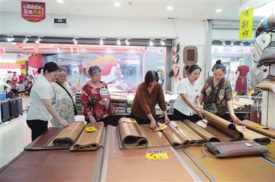 梁平区人民广场某商场，市民在选购凉席。