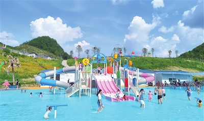 铁门乡长塘村乐满天·水上亲子乐园，市民、游客在戏水。