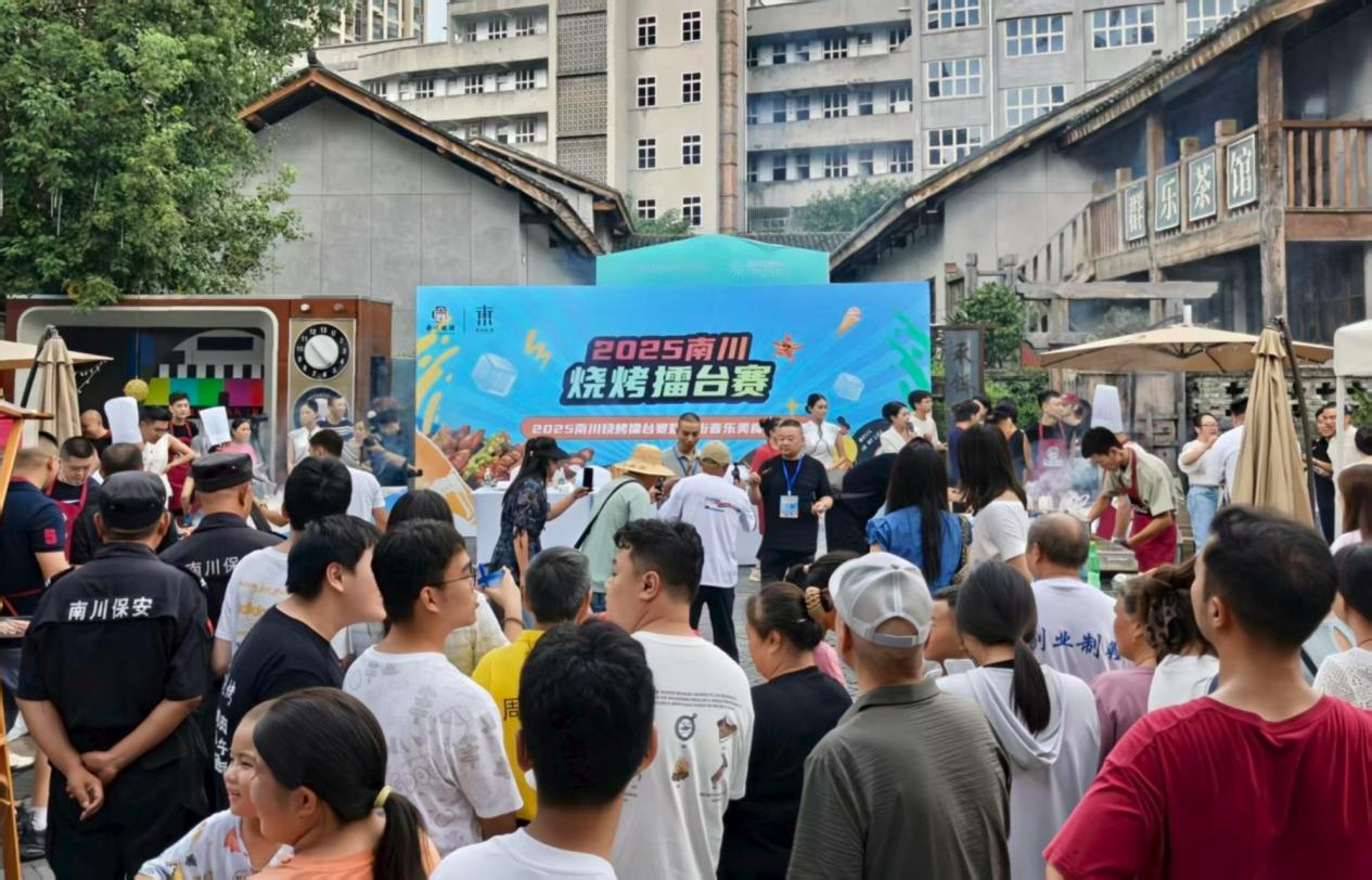 活动现场游客众多。第1眼TV-华龙网 曹先旺 摄