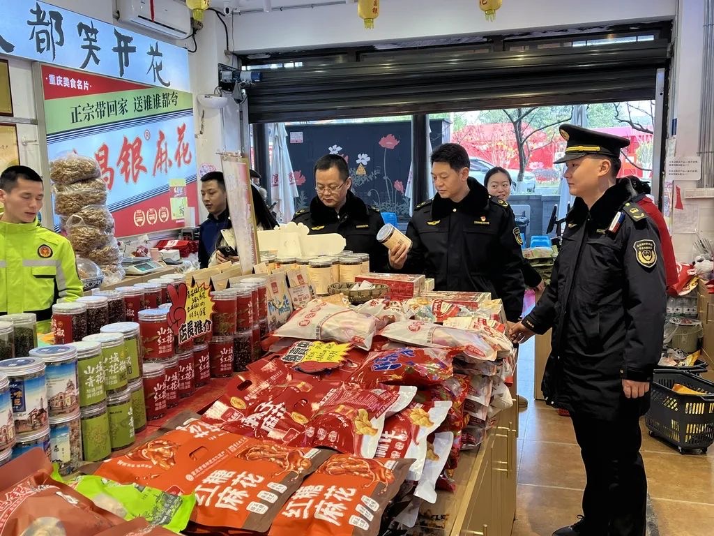 对磁器口街道磁南街商户开展联合执法检查（资料图）。受访者供图