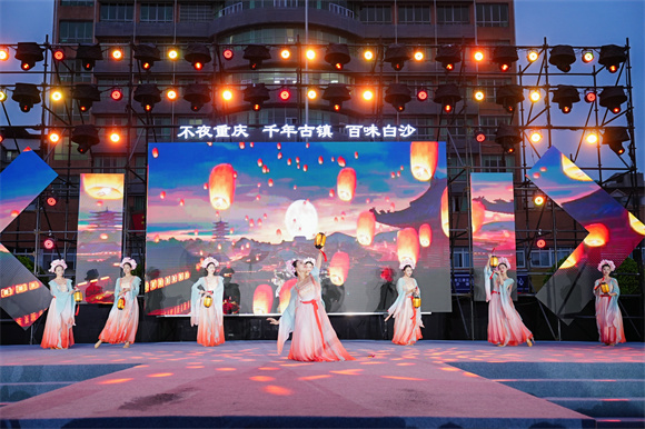 七夕浪漫舞蹈节目上演。伍向前 摄