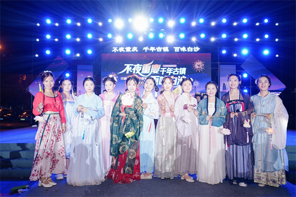 汉服爱好者聚集在白沙。伍向前 摄