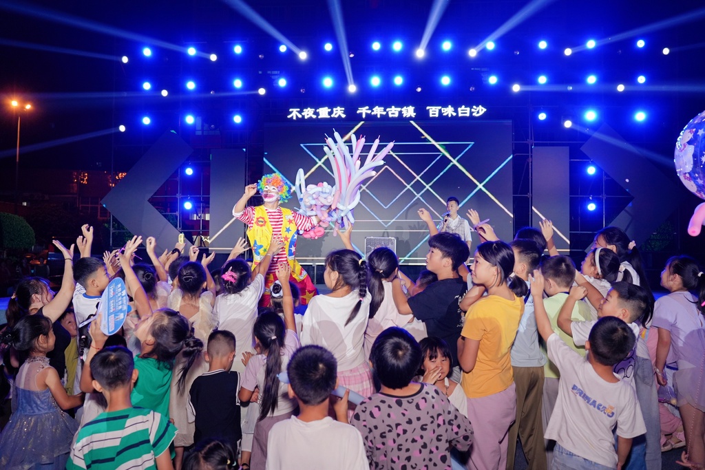 活动现场节目“小丑”表演《送气球》。主办方供图