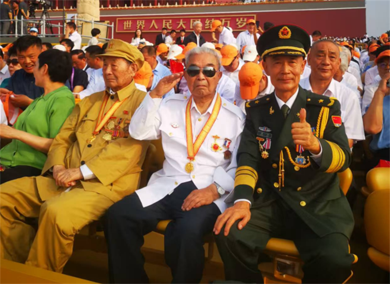 敬军礼的抗战老兵洪代彬（中）。北碚区委宣传部供图