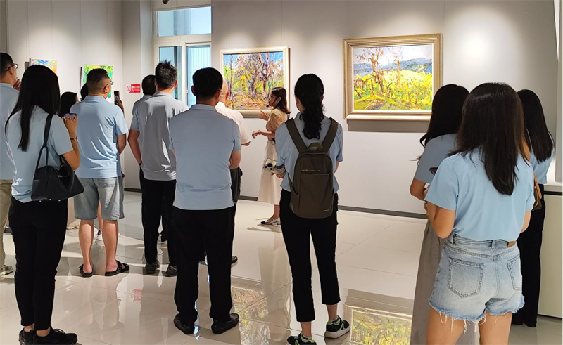 市民们在展览现场驻足观看。智玺稳供图