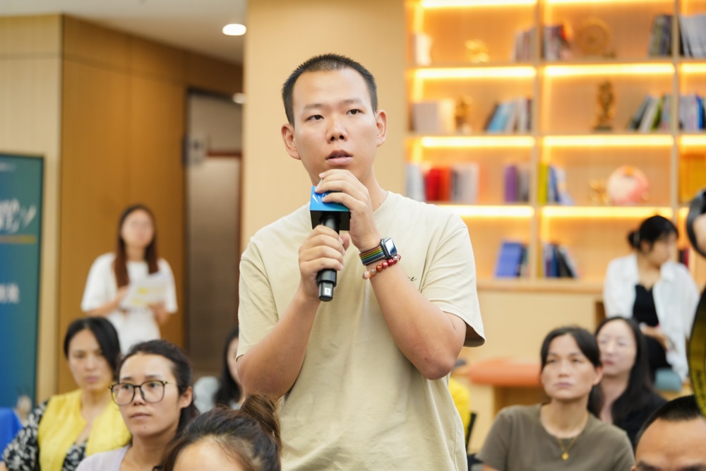 市民提问。伍向前 摄
