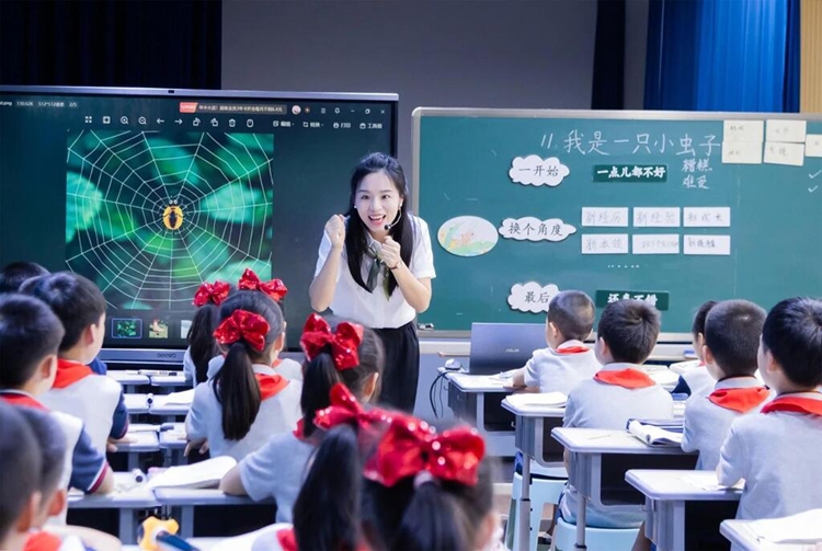 “教共体”总校沙坪坝区第一实验小学与成员校中梁小学，同上AI智慧课。沙坪坝区第一实验小学供图