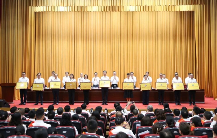 9月9日上午，沙坪坝区庆祝第41个教师节大会举行，会议对新覆盖教共体学校代表授牌。沙坪坝区融媒体中心供图
