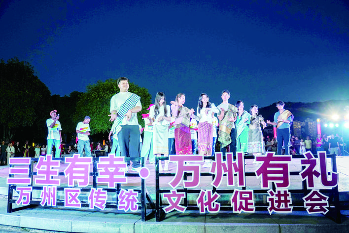 以歌会友。 记者 黄建桦 摄