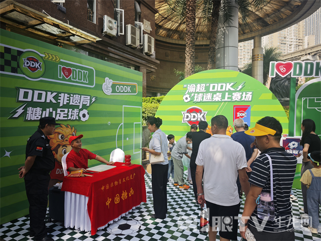 糖心足球、球迷桌上赛场等互动集市引得市民们纷纷驻足。第1眼TV-华龙网 董悠 摄