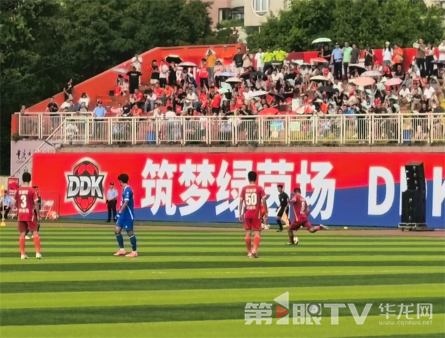 大渡口馨田战队的球员灵巧跑位准备射门。第1眼TV-华龙网 董悠 摄
