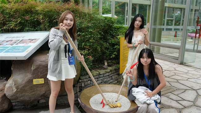 留学生体验温泉文化项目。陶逸雯 摄