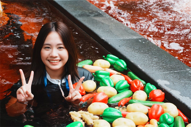 留学生体验网红“火锅温泉池”。蒋晓雨 摄