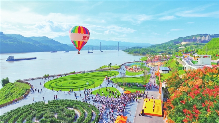 橘若·忠州渡开园，市民和游客前往感受江畔盛景。记者 张圳阳 摄