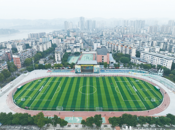 大江体育场整改后全景。记者  彭怡  摄